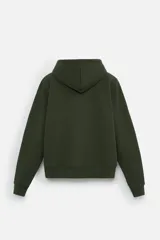 Sudadera negra relaxed fit de algodón compacto con interior en rizo, cuello con capucha ajustable, manga larga, bolsillos frontales tipo canguro, acabados en rib y cierre frontal con cremallera.