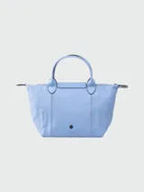 Bolso tote Longchamp modelo Le Pliage Cuir, confeccionado en cuero color rojo, con doble asa corta superior y correa larga extraíble.