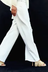Pantalón de jean blanco de tiro alto y corte ancho.