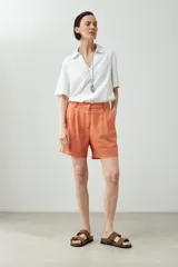 Short color durazno de lino con pinzas, tiro alto y bolsillos laterales.
