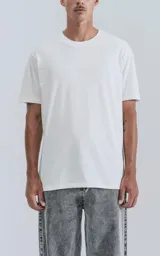 Remera de manga corta color beige, con cuello redondo y calce regular con recorte en la espalda.