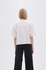 Remera de algodón color negro, corte holgado y mangas cortas.