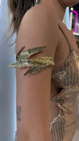 Brazalete dorado con forma de hojas.