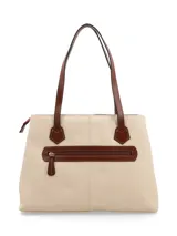 Cartera tipo tote confeccionada en cuero color crema, con asas de mano color marrón. Presenta logo metálico dorado en el frente, cierre central, división interna con cierre, bolsillo interior con cierre y bolsillo exterior con cierre. Forro textil.