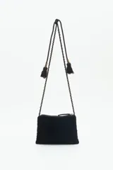 Cartera de mano negra con bordado de flores multicolores y lentejuelas.