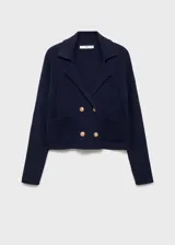 Chaqueta azul marino de punto medio con cuello de pico con solapa, cierre cruzado de doble botonadura con botones dorados efecto joya, diseño recto, solapas con muesca y dos bolsillos de parche frontales.