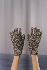 Guantes tejidos de lana color marrón claro, con puño acanalado.
