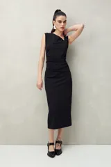 Vestido midi marrón de punto con cuello asimétrico y frunces laterales.