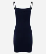 Vestido corto color rosado, de escote recto, con breteles finos y confeccionado en algodón con elastano.