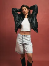 Short de jean celeste con efecto lavado, corte recto y largo hasta la rodilla.