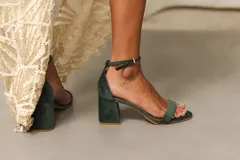 Sandalias de fiesta rojas de terciopelo, con pulsera al tobillo y taco cuadrado.