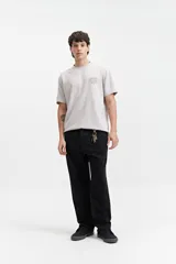 Remera de manga corta color verde claro con estampado de texto en el pecho, de corte oversize y cuello redondo.