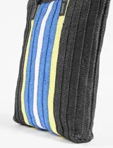 Canasto de playa negro con franjas de colores en azul y verde, amplio y ligero.