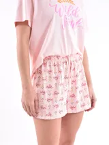 Conjunto de pijama rosa con estampado floral, compuesto por una remera de mangas cortas con cuello redondo y un short con cintura elástica.