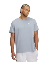 Remera celeste de hombre, marca Under Armour, de corte clásico, manga corta y cuello redondo. Presenta el logo de la marca estampado en el pecho.