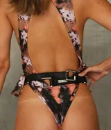 Cinturón de cuero marrón con hebilla metálica de gran tamaño con forma cuadrada.