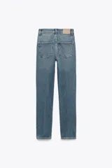 Pantalón de jean negro de tiro alto, corte skinny y cinco bolsillos.