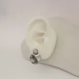 Aros de acero quirúrgico hipoalergénico plateado con forma circular irregular y circonia engarzada.