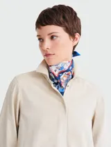 Pañuelo de seda Longchamp cuadrado, color marfil con estampado de motivos parisinos en azul, rojo y blanco.