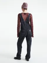 Enterito largo de denim azul con corte recto, tirantes ajustables y múltiples bolsillos.