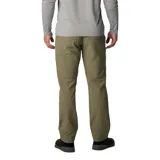 Pantalón color tostado con corte recto, rodillas articuladas, bolsillos laterales y traseros, y cintura ajustable con cordón.
