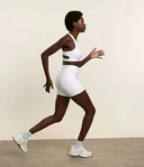 Bermuda deportiva blanca de microfibra texturizada, con bolsillo en la cintura y forro interior.