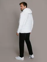 Campera Calvin Klein acolchada blanca con capucha, cierre frontal con cremallera y bolsillos laterales con cremallera.