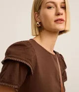 Blusa color verde oliva de mangas cortas con detalle de ganchillo en las mangas.