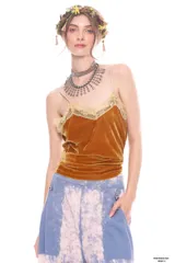 Camisola de terciopelo color mostaza con cuello en V y ribete de encaje, tirantes ajustables.