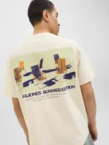 Camiseta color crema de algodón con cuello redondo y manga corta. Estampado en el frente con sillas de playa y texto "JACK&JONES SUMMER EDITION BROUGHT TO YOU BY ORIGINALS DEPT. DESIGNED IN COPENHAGEN".