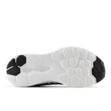 Championes New Balance 411v3, color negro con detalles en dorado y fucsia.