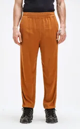 Pantalón de lino color ocre, de corte recto, con cintura elástica ajustable con cordón y bolsillos ribete en el delantero.