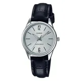 Reloj analógico Casio para mujer, modelo LTPV005L-7BUDF, con caja plateada de 34mm, esfera plateada con agujas e indicadores negros, correa de cuero negro y resistencia al agua de 30 metros.