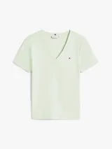 Remera de algodón color verde claro, con cuello en V y logo de la marca bordado en el pecho.