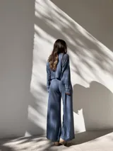 Conjunto deportivo azul de buzo de algodón waffle de corte holgado y pantalón palazzo con cordón ajustable en la cintura.