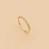 Anillo dorado de oro 10k con hilera de circonias blancas engarzadas.