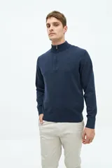 Buzo de punto color gris claro con medio cierre, cuello alto y logo bordado.