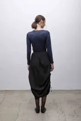 Top elastizado azul marino de jersey tricot suplex, con mangas largas y frunces diagonales en el frente.