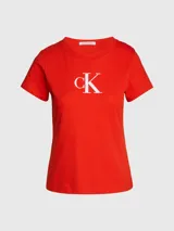 Remera roja de algodón con logo CK estampado en el pecho. Corte slim, cuello redondo y mangas cortas.