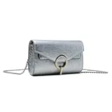 Cartera de mano negra con textura, solapa con cierre de broche metálico dorado y cadena dorada para colgar al hombro.