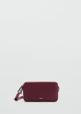 Bolso bandolera rectangular color borgoña, con correa larga ajustable, cierre de cremallera y logo MNG en la parte inferior.