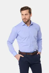 Camisa de vestir celeste con microestampado, de manga larga, confeccionada en tela importada 60% algodón y 40% poliéster.