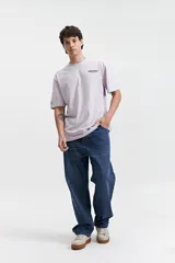 Remera lila de manga corta con corte oversize y estampado pequeño en el pecho.