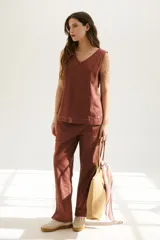 Top sin mangas confeccionado en mezcla de lino y algodón color marrón, con escote en V y pespuntes blancos decorativos en contraste.