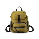 Mochila color verde oliva de nylon con tapa y broche metálico. Tiene apertura superior con broche, bolsillos internos, bolsillo con cierre metálico al frente y laterales. Incluye asas rígidas de mano y correas regulables para colgar en la espalda.