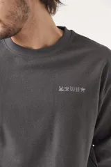 Buzo gris oscuro de algodón con cuello redondo y logo bordado en el pecho.