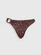 Conjunto de bikini marrón con estampado animal print, compuesto por un corpiño con aro central y una bombacha con detalle de aro en el lateral.