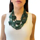 Collar de múltiples hilos con cuentas de resina azul en diferentes formas y tamaños.