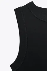 Musculosa negra de algodón con cuello redondo y corte ajustado.