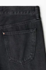 Pantalón de jean negro de corte recto y tiro medio, con cinco bolsillos y cierre de botón.